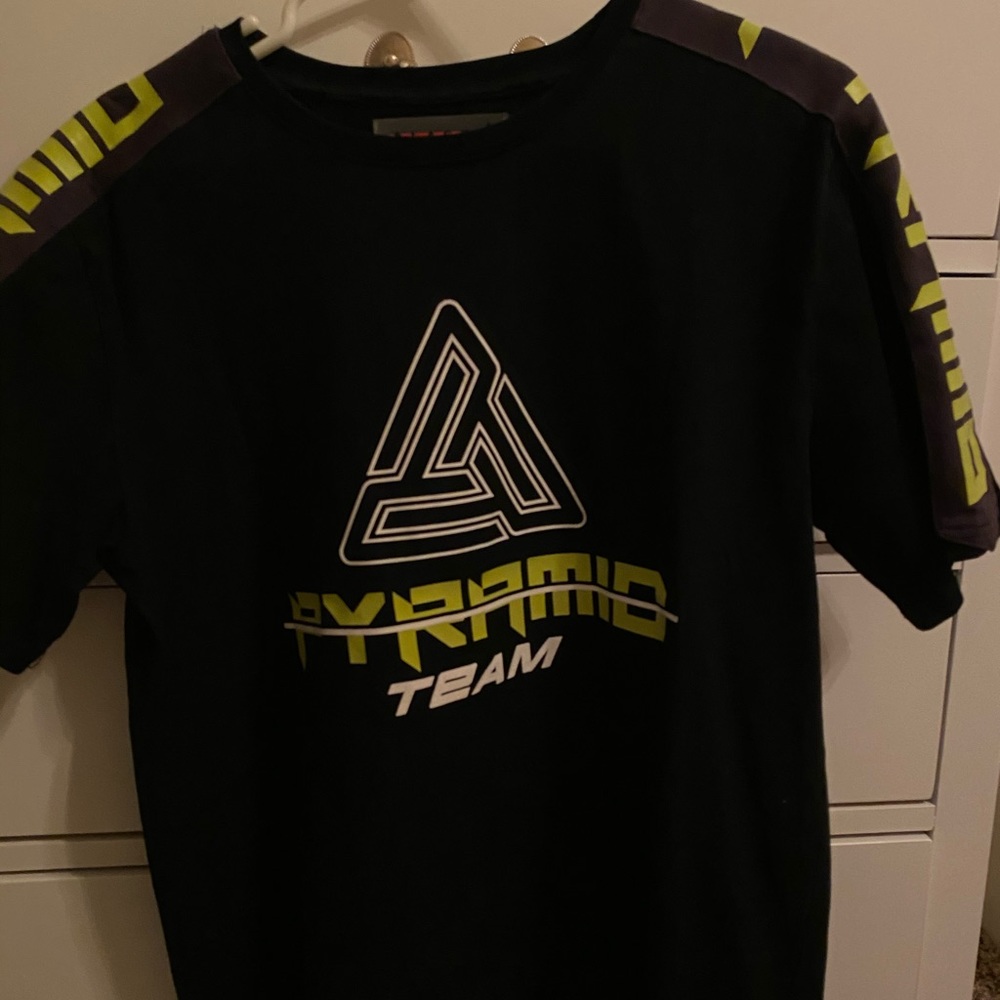 Authentic black pyramid expedition tee